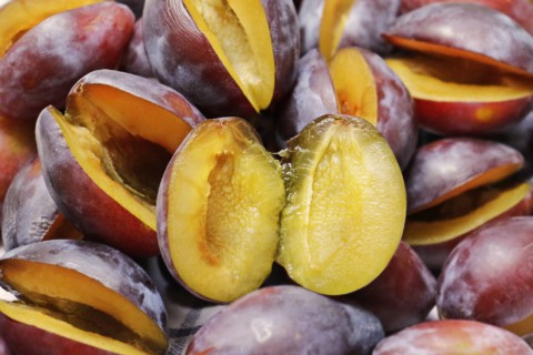 aufgeschnittene gesunde Pflaumen