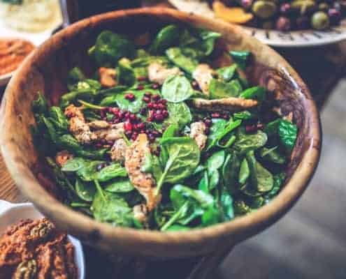 Blattsalat mit Putenstreifen - Richtige Abendessen zum Abnehmen