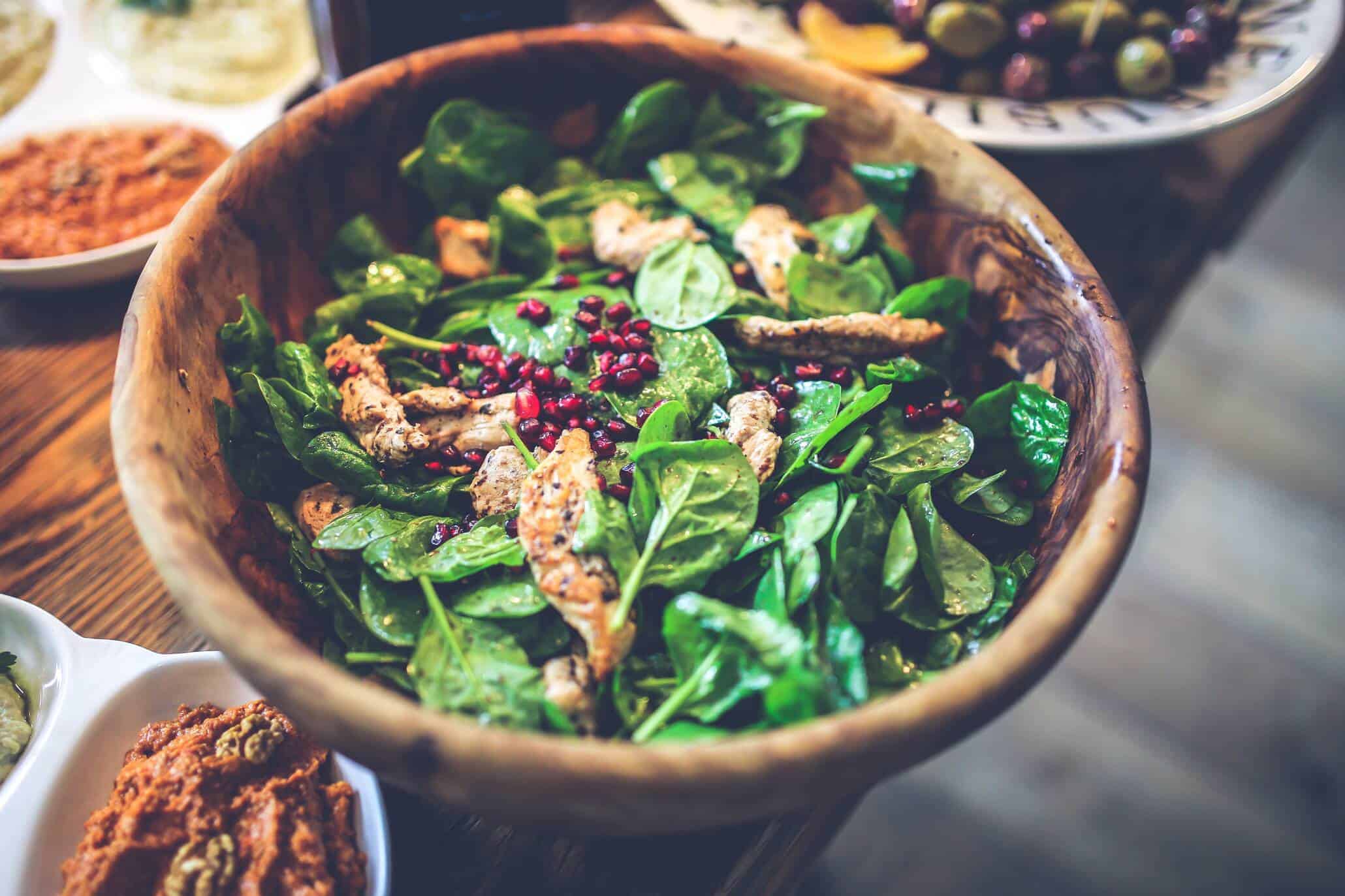 Blattsalat mit Putenstreifen - Richtige Abendessen zum Abnehmen