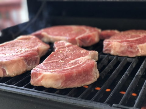 Rotes Fleisch auf dem Grill