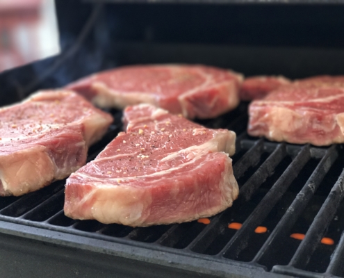 Rotes Fleisch auf dem Grill