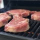 Rotes Fleisch auf dem Grill