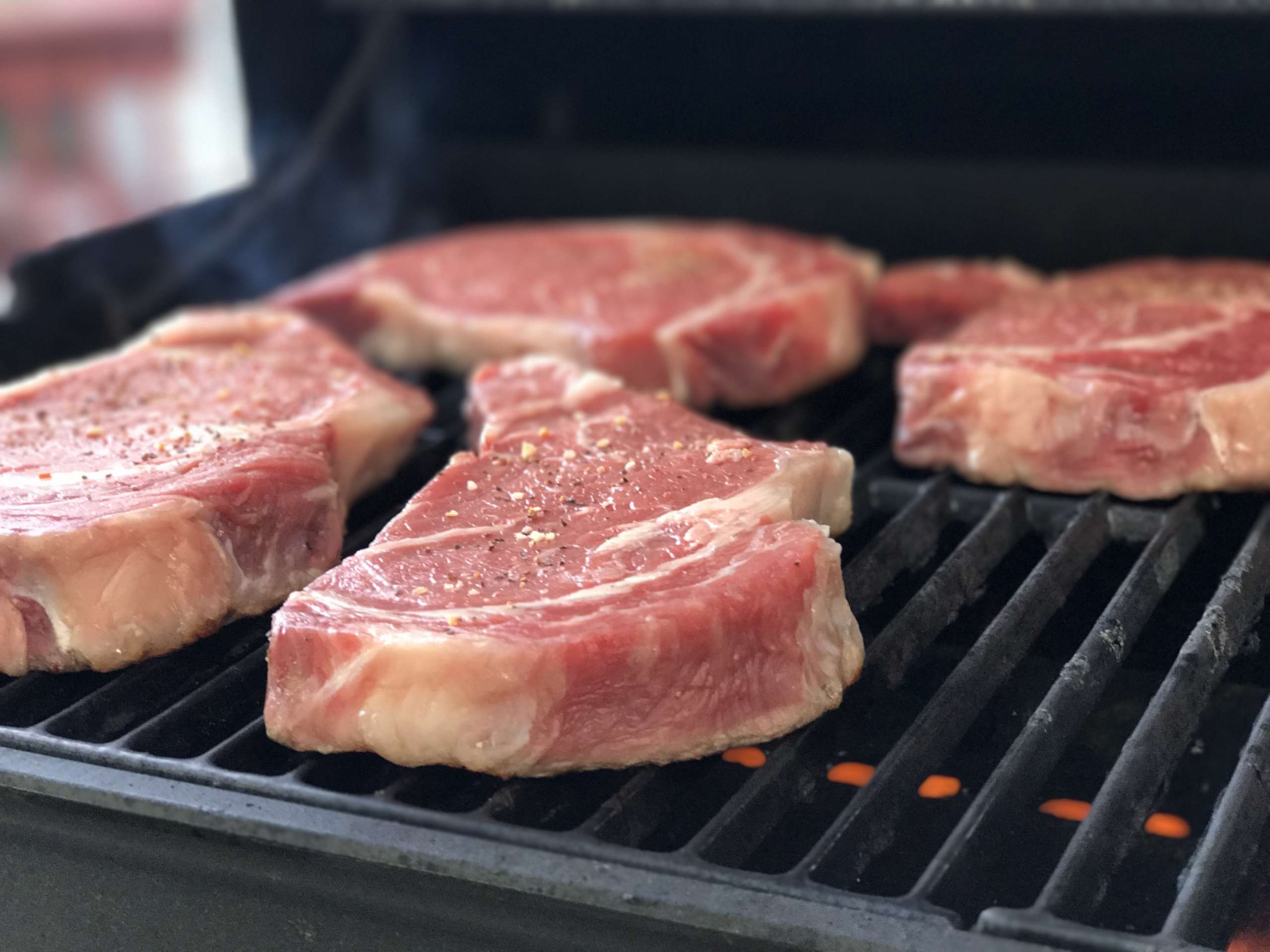 Rotes Fleisch auf dem Grill